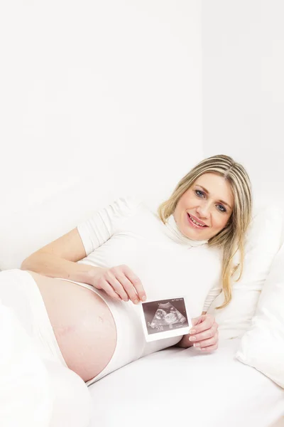 Mulher grávida com ultrassonografia — Fotografia de Stock