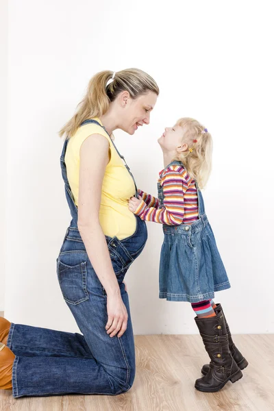 Liten flicka med mamma — Stockfoto