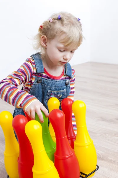 Girl playing with skittles — Stock Photo, Image