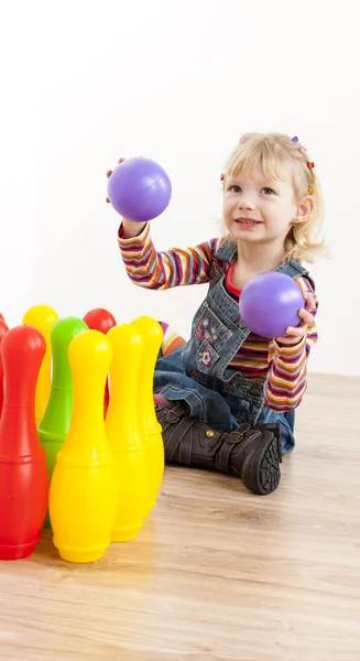 Girl playing with skittles — Stock Photo, Image