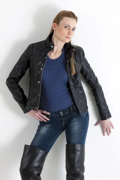 Portret van de staande vrouw dragen jeans en zwarte jas — Stockfoto