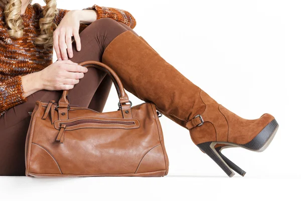 Detail of sitting woman wearing brown clothes and boots with a h — Stock Photo, Image