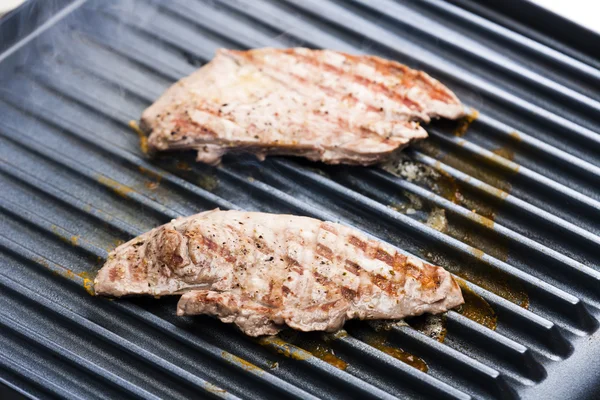 Filetes en parrilla eléctrica —  Fotos de Stock