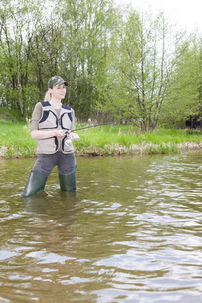 Femme pêche dans l'étang — Photo