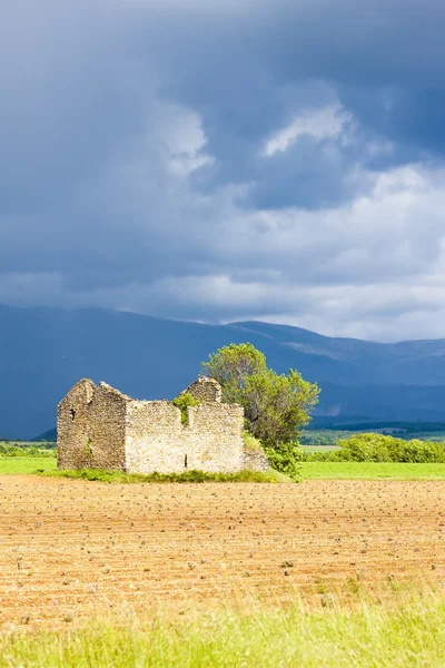 Champ avec une ruine de maison — Photo