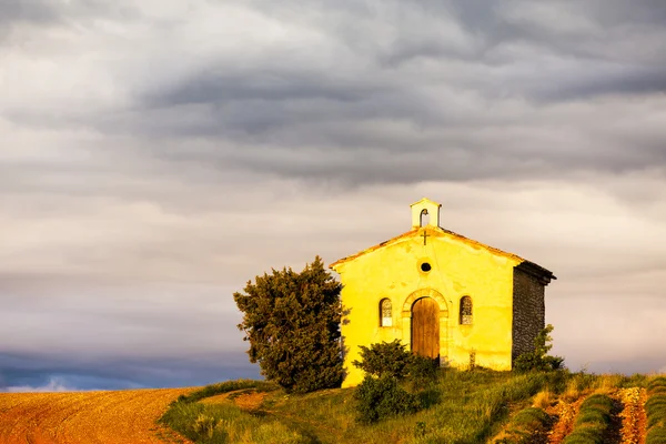 Kapelle mit Lavendelfeld — Stockfoto