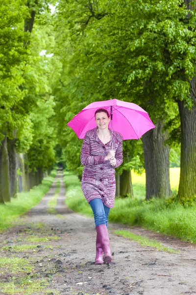 Hübsche Frau in Gummistiefeln — Stockfoto