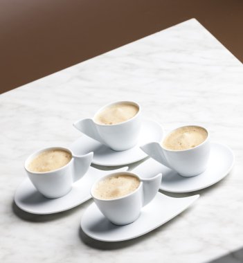 Dört fincan sütlü kahve