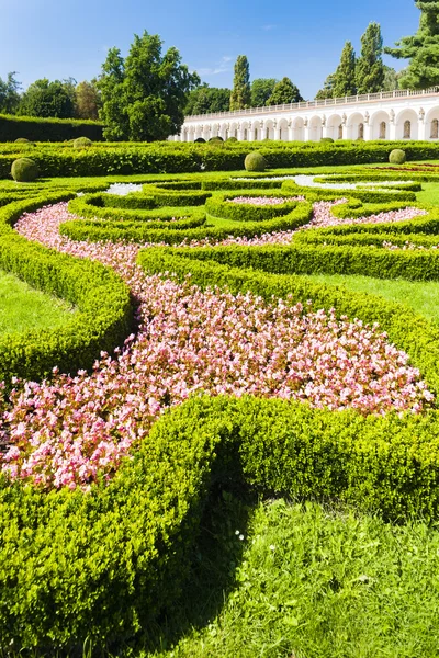クロムニェジーシュの宮殿、チェコ共和国の花の庭 — ストック写真