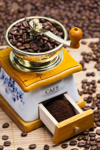 Café moinho com grãos de café — Fotografia de Stock