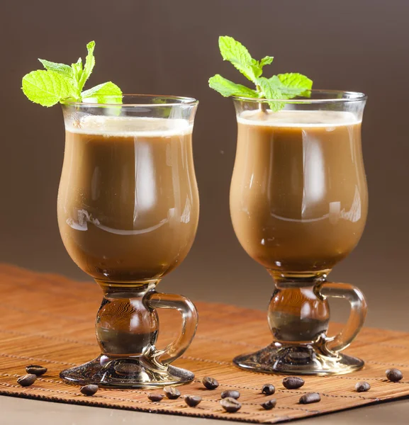 Cups of coffee with coffee beans — Stock Photo, Image