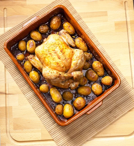 Chicken baked with potatoes — Stock Photo, Image