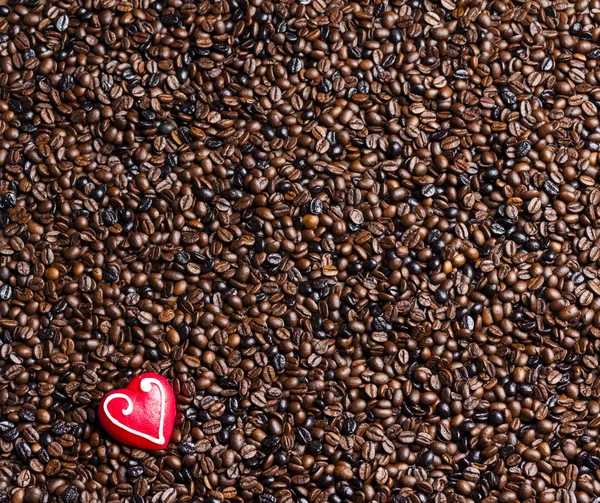 Stilleven van koffiebonen en marsepein hart — Stockfoto