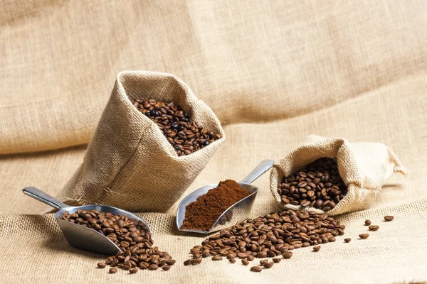 Natureza morta de grãos de café em sacos de juta — Fotografia de Stock