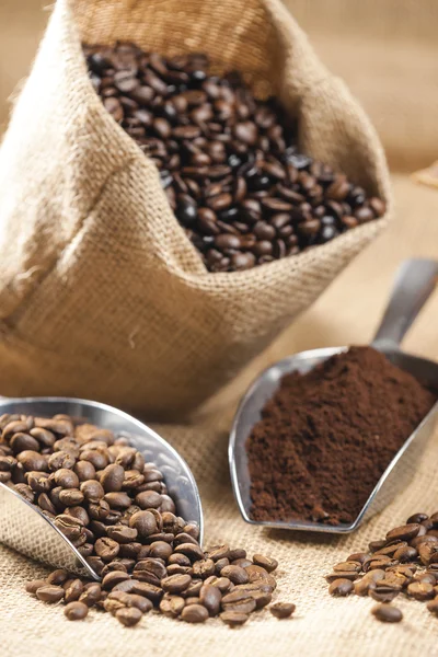 Naturaleza muerta de los granos de café en la bolsa de yute — Foto de Stock