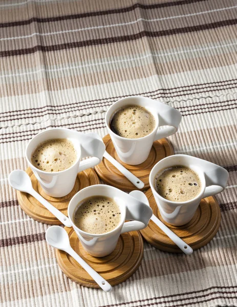Kopjes koffie op placemats — Stockfoto