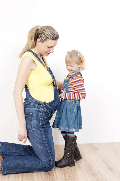 妊娠中の母親と小さな女の子 — ストック写真