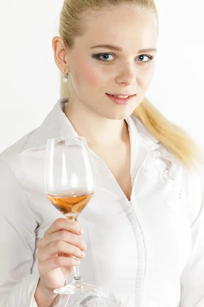 Donna che beve vino rosso — Foto Stock