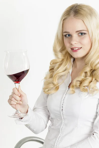 Kvinna dricker rött vin — Stockfoto