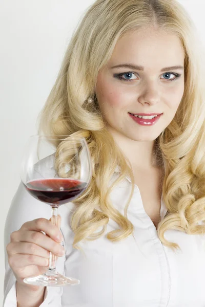 Vrouw drinken van rode wijn — Stockfoto