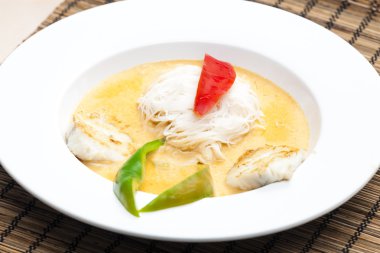 cod ve pirinç noodle ile Tay curry