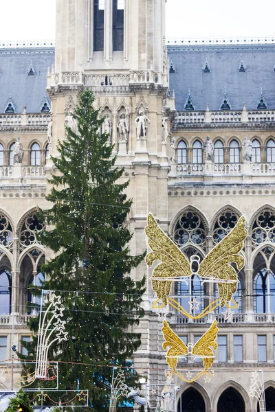 ウィーン市庁舎、オーストリアの前にクリスマスの装飾 — ストック写真