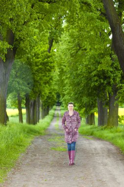 Lastik çizme giyen kadın