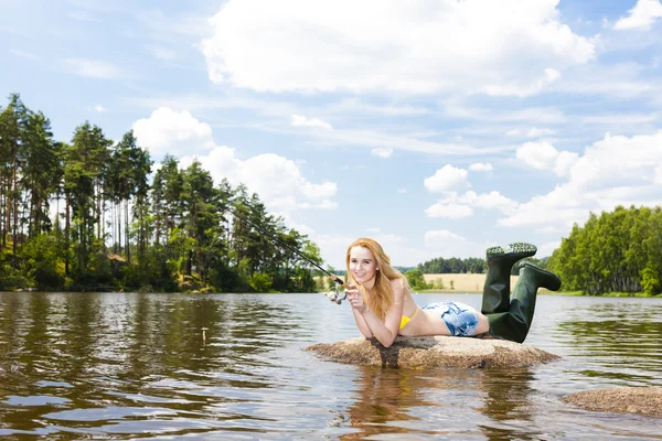 Young woman fishing — Stock Photo, Image