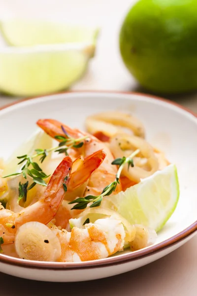 Prawns with lime — Stock Photo, Image