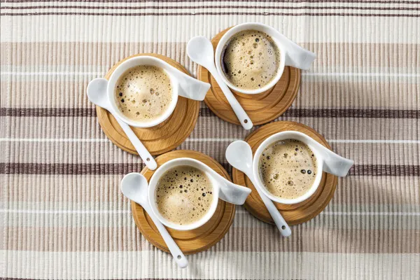 Vier kopjes koffie — Stockfoto