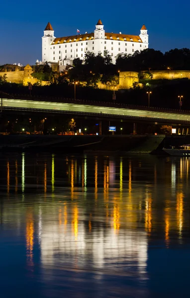 Castillo de Bratislava por la noche —  Fotos de Stock