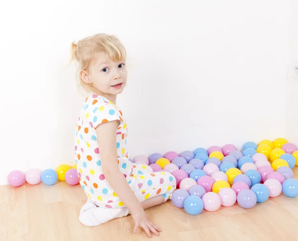 Niña jugando —  Fotos de Stock