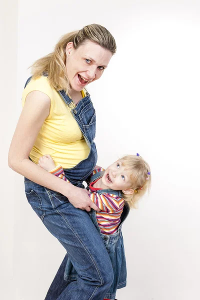 Küçük kız hamile annesi ile — Stok fotoğraf