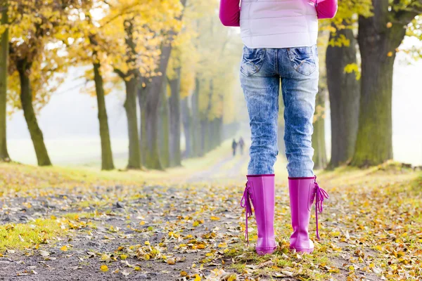 Vrouw met rubberen laarzen — Stockfoto