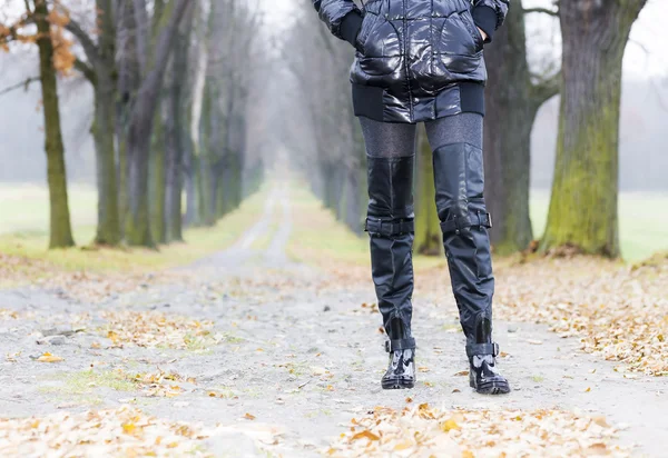 Vrouw dragen zwarte kleding — Stockfoto