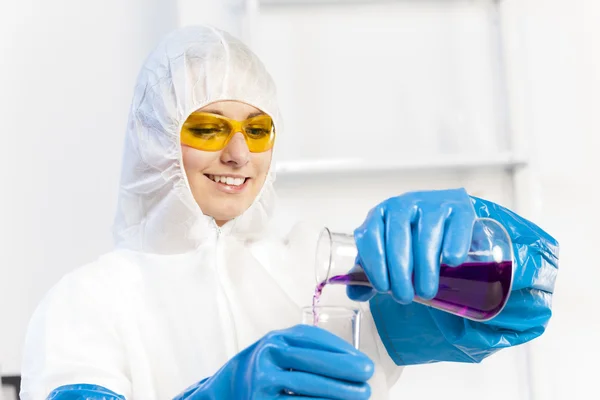 Jovem mulher em laboratório — Fotografia de Stock