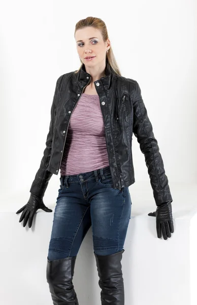 Vrouw dragen zwarte kleding — Stockfoto