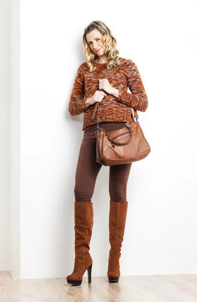 Mujer vestida con ropa marrón — Foto de Stock