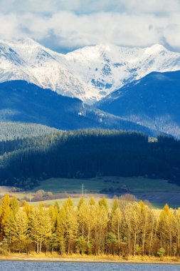 Liptovska mara ile Batı tatras, arka plan, Slovakya