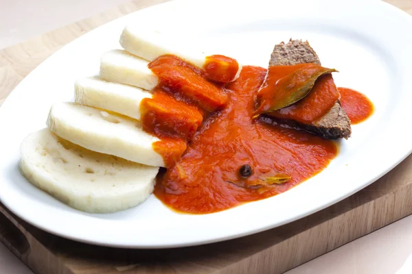 Rindfleisch mit Tomatensauce — Stockfoto