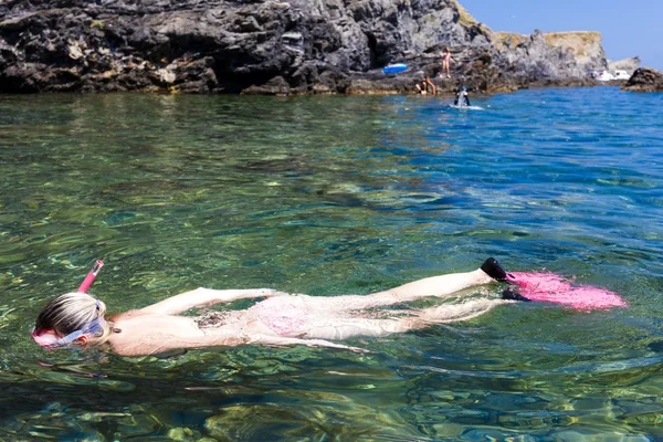 Fille plongée en apnée dans la mer Méditerranée — Photo