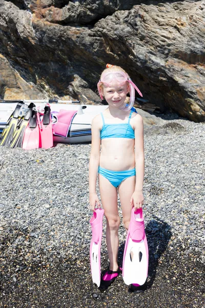 Chica en la playa en el mar — Foto de Stock