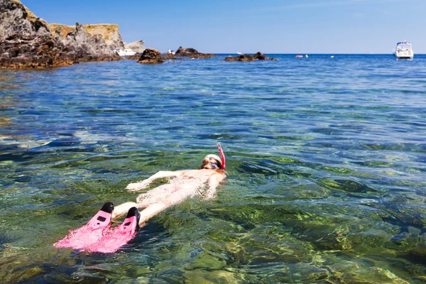 Girl snorkeling in Mediterranean Sea — Stock Photo, Image