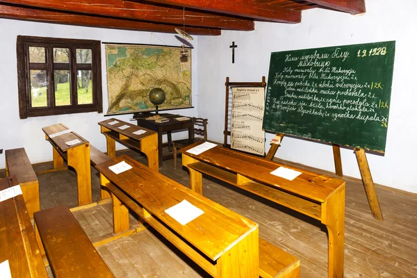 Velha escola no Museu da aldeia ucraniana, Svidnik, Eslováquia — Fotografia de Stock