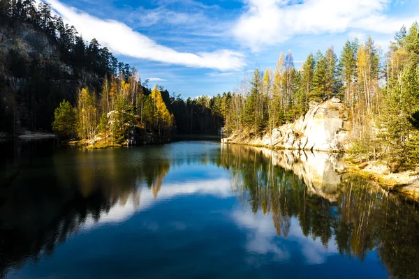 Piskovna λίμνη, βράχοι teplice-adrspach — Φωτογραφία Αρχείου