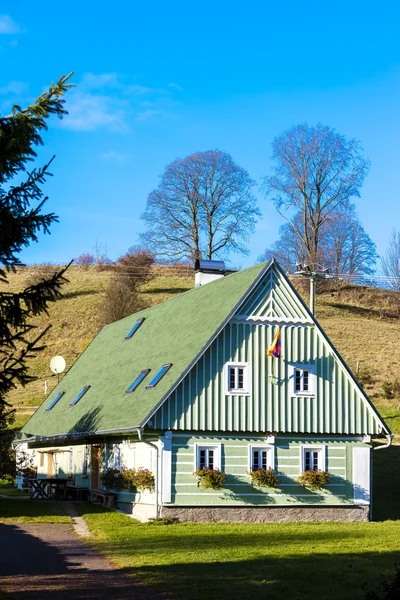 Cottage verde, Repubblica Ceca — Foto Stock