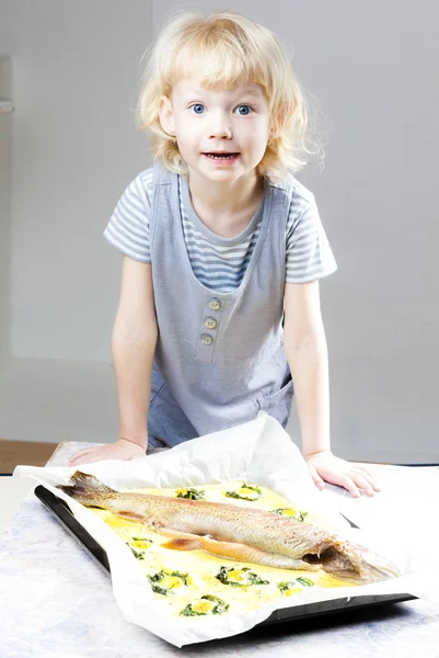 Fırında Alabalık somon ile küçük kız portresi — Stok fotoğraf
