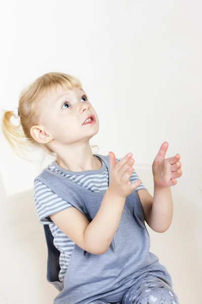 Маленькая девочка, играющая с пузырями — стоковое фото