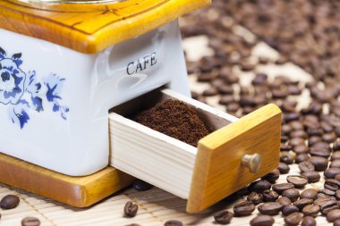 Kahve çekirdekli kahve değirmeni