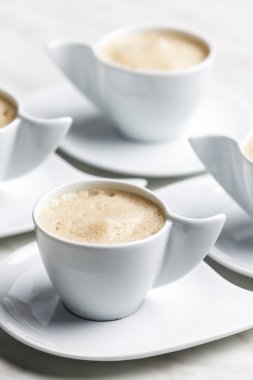 Dört fincan sütlü kahve